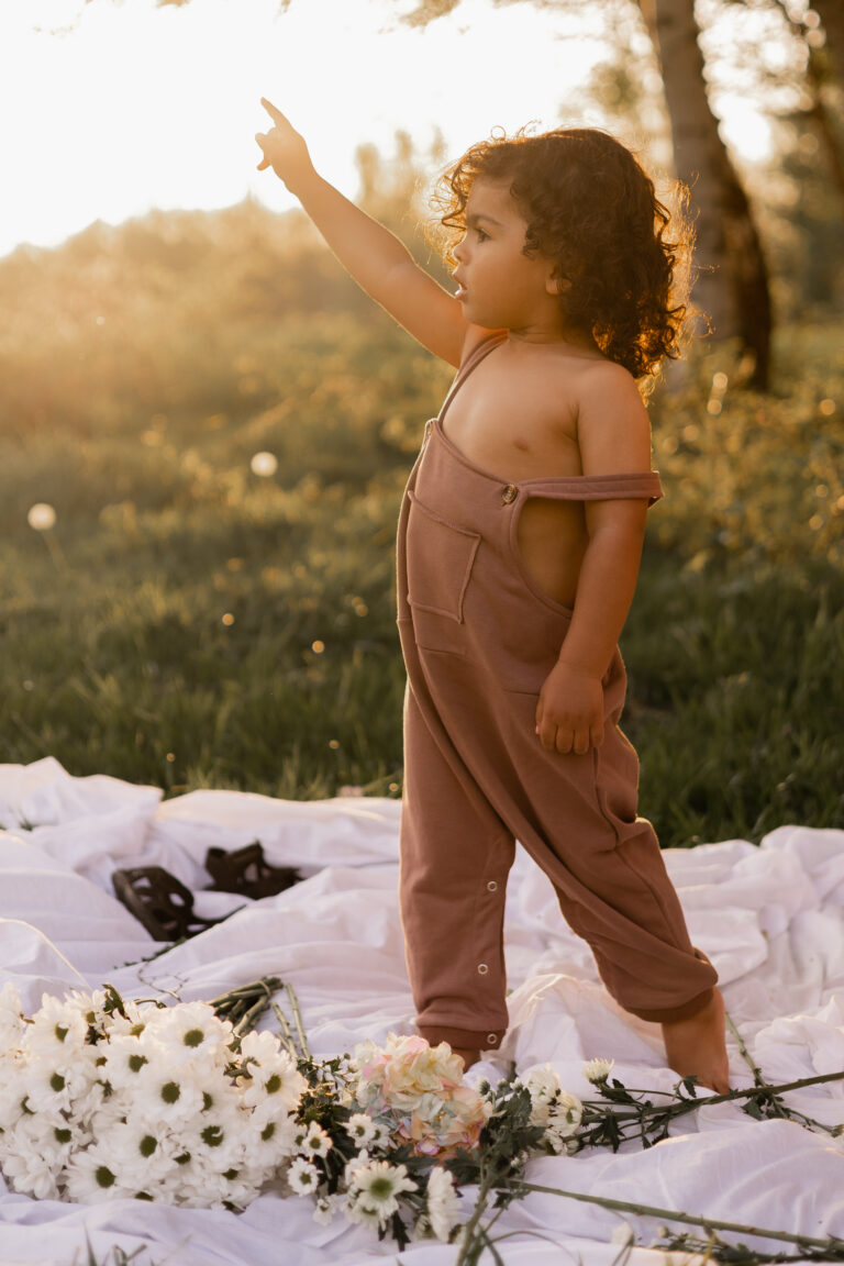 Motherhood photographer captures toddler in North Bend Washington at golden hour