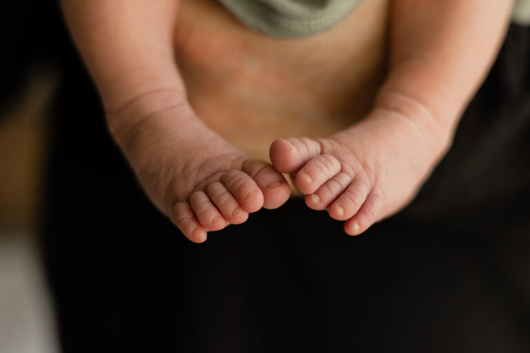 Newborn baby toes in Snohomish, WA for a newborn photography session