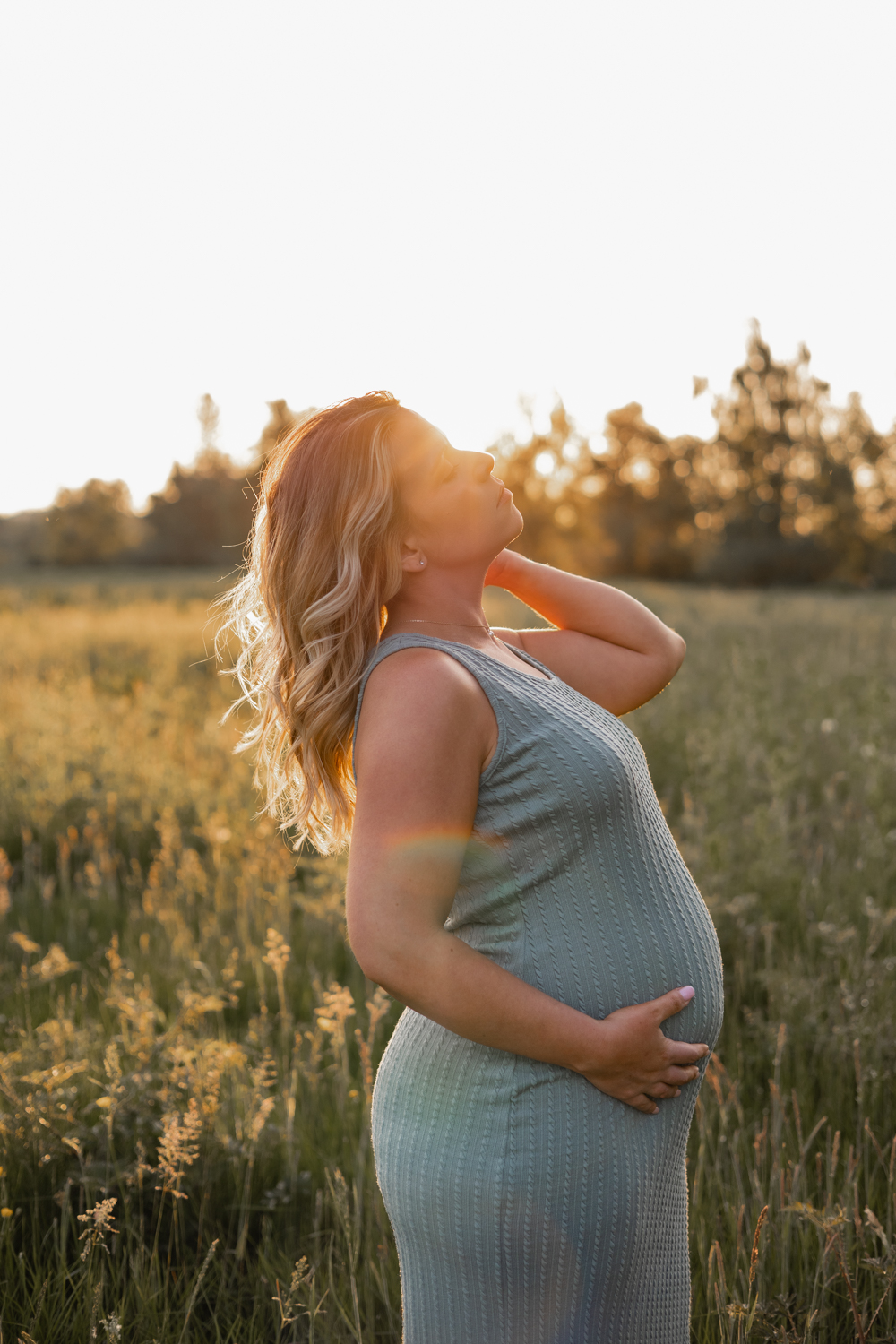 Pregnant woman posing in a field in Seattle for maternity photography session
