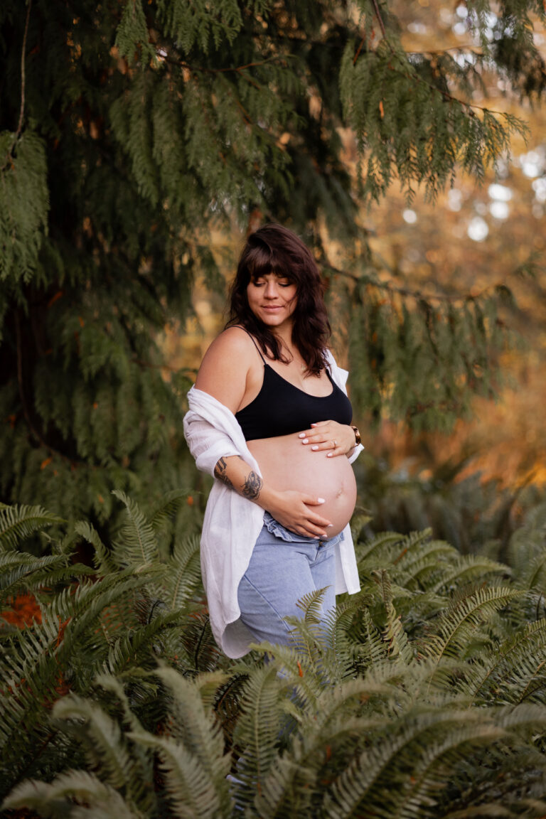 Pregnant woman posing for a maternity session at UW arboretum in Seattle