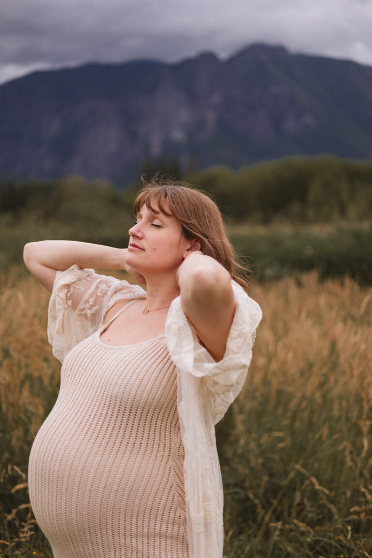 Pregnant mom posing for photoshoot in front of Mt. Si in North Bend WA