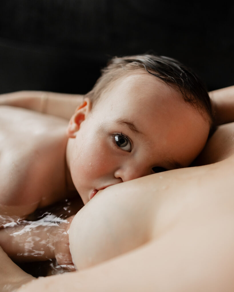 breastfeeding milestone photoshoot with bath